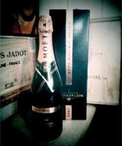 Alternative view of Champagne Moët et Chandon Vintage Rosé 2002